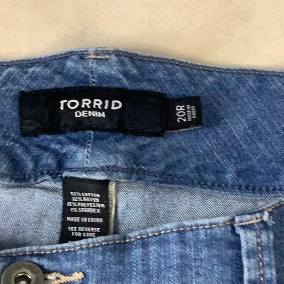 TORRID Three-Button Flared Jeans - Light Wash 2OR Blue Denim Retro, Stretchy - Picture 4 of 10